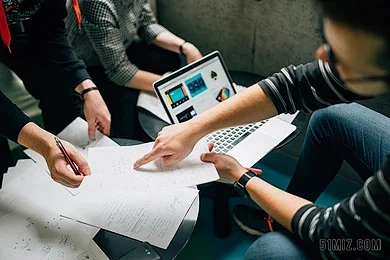 创业团队成员开会讨论交流沟通办公图片