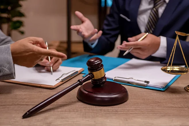 律师和客户讨论的特写镜头。图片下载