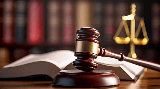 法槌小木槌放在书本上法律文件